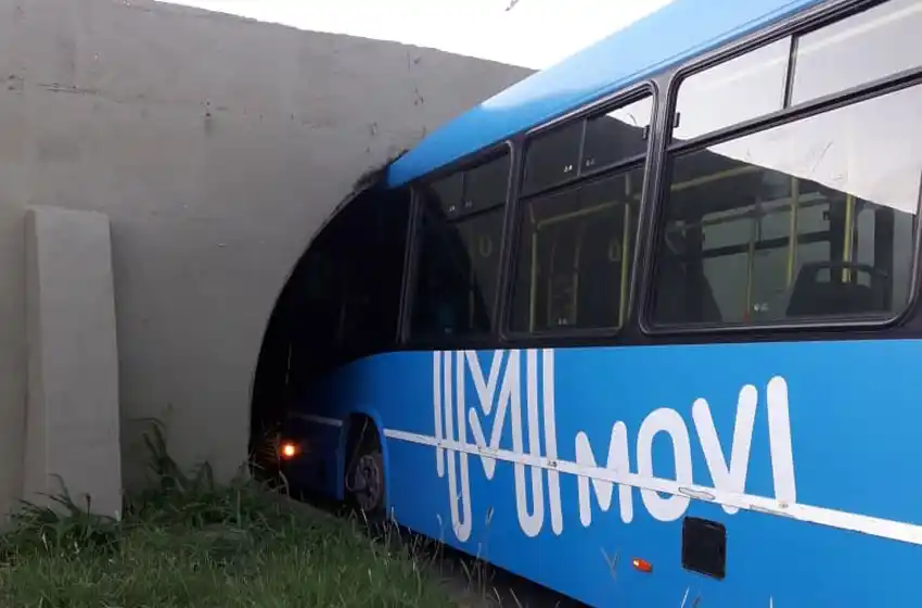 Un colectivo quedó atorado en un túnel en plena Circunvalación
