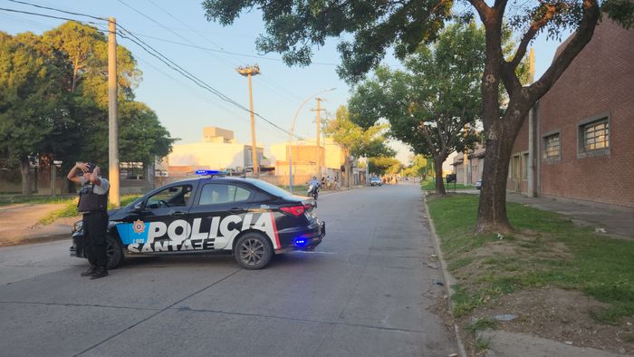Un joven sufrió una convulsión en plena calle, fue asistido por vecinos y trasladado al hospital - 2