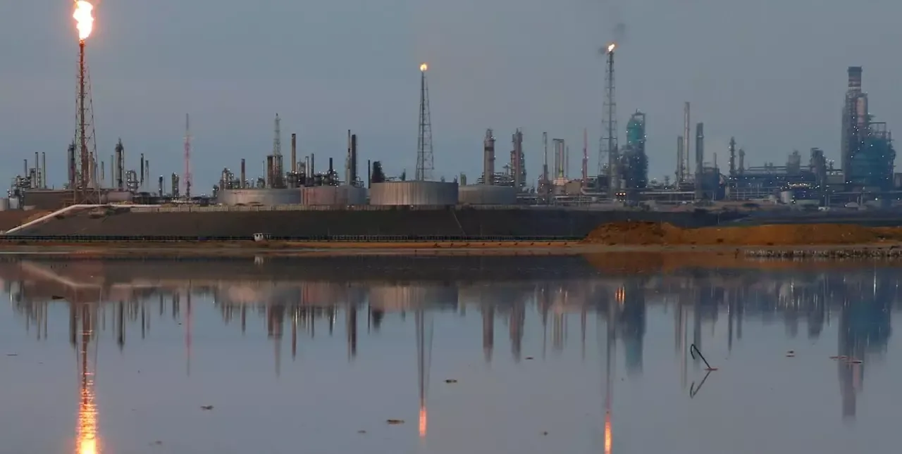 Venezuela: reanudan la producción de combustible en la principal refinería
