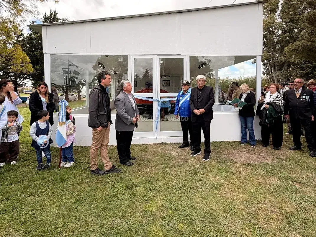 El delegado municipal Manuel Reynoso; Blas Fernández; Miguel Noel, integrante de la misión del avión Neptune 2 P-111; y Jorge González realizaron el corte de cintas (Foto gentileza Lucas Chillemi)