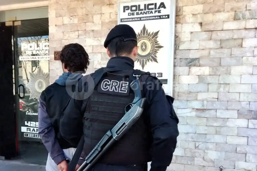 Salió a hacer un mandado y, cuando volvió, se encontró a un “tipo” en el patio