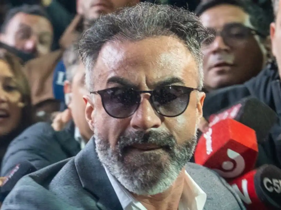 Un grupo de personas lo interceptó en la entrada a los tribunales.