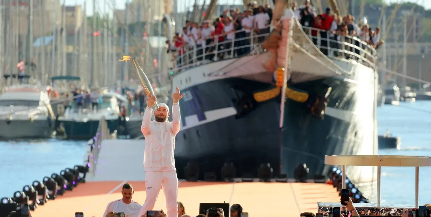 El rapero francés Julien Mari entregando en Marsella la Llama Olímpica. Crédito: Denis Balibouse/Reuters