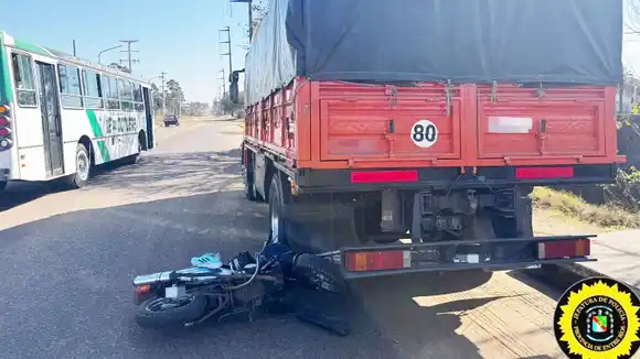 Motociclista sufrió graves lesiones tras chocar contra un camión estacionado