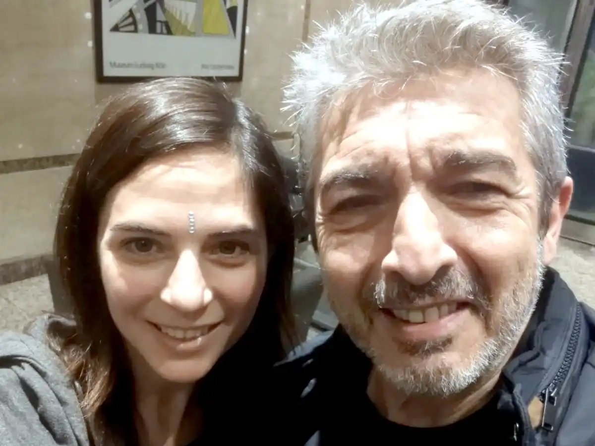 La necochense junto a Ricardo Darín mientras se filmaba la serie que hoy es un éxito mundial