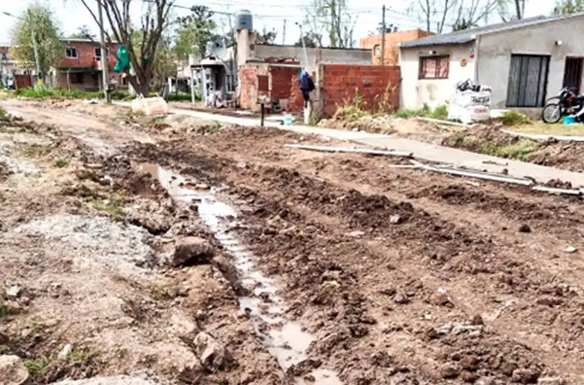 Exigen el urgente arreglo de calles en barrio Parque Independencia