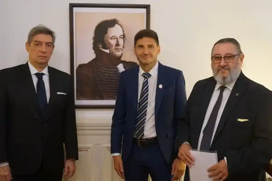 "A los narcos y sicarios les molesta no poder conducir sus bandas desde la cárcel", dijo Pullaro