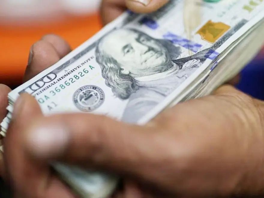El dólar mayorista acumula una baja de casi 4%, contenido por la suba de las tasas de interés