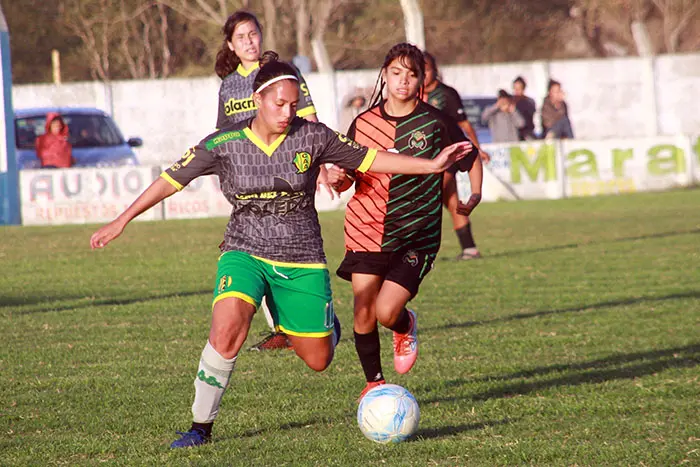 Sonrisas para jugadoras locales en la consagración de Aldosivi
