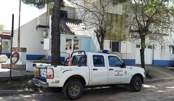 Los siguió hasta la Policía y los amenazó con una tijera