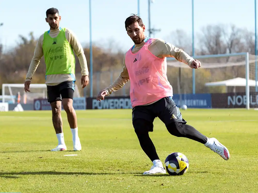 Leo realizó su priemra práctica en Ezeiza.Foto:AFA