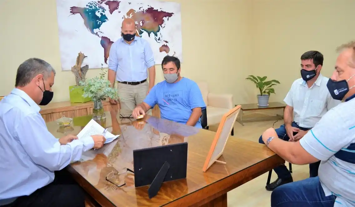 Urdinarrain: firmaron el contrato de obra para la sustitución de cañería de agua potable