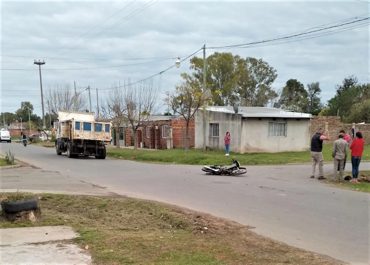 Camión municipal chocó con moto de Mensajería en Bozzano y Manuel Iglesias