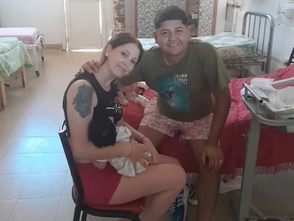 policías salvan la vida de una bebé de 27 días en un operativo de emergencia