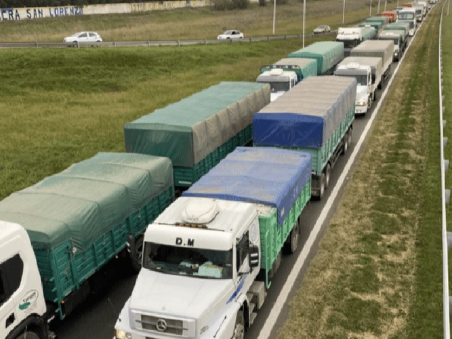 Transportistas  bloquean el  acceso a  camiones a  los puertos