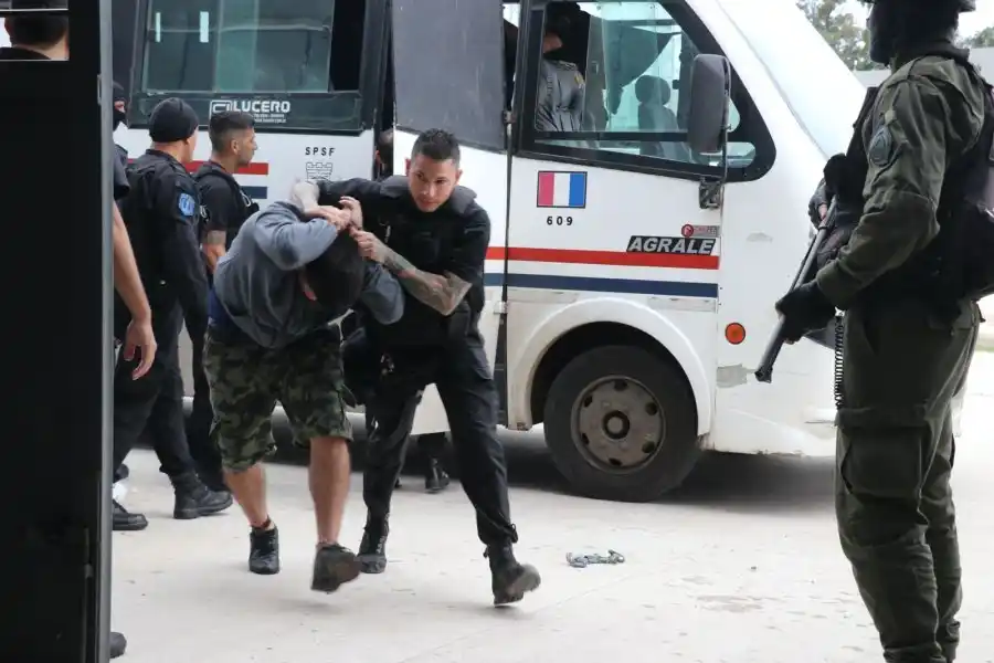 Trasladaron a la cárcel de Las Flores a casi 70 detenidos que estaban en comisarías de La Capital