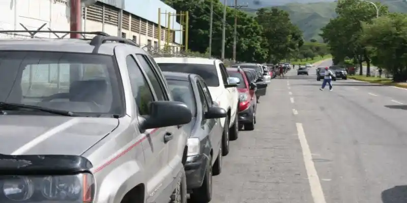 Caos en el centro de Venezuela ante aguda escasez de gasolina (+Fotos)