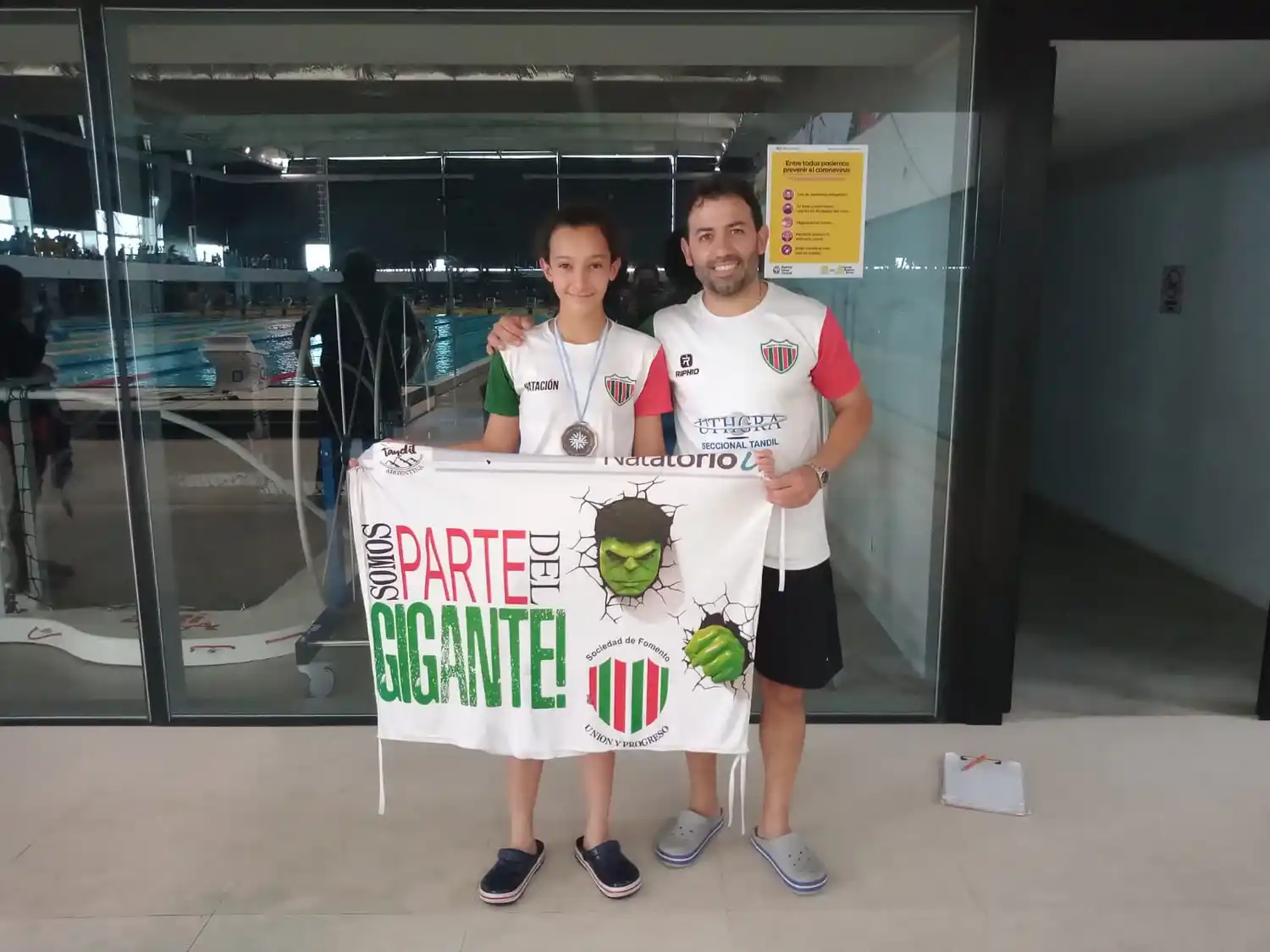 Martina Monteavaro, con el entrenador Marcelo Honorato.