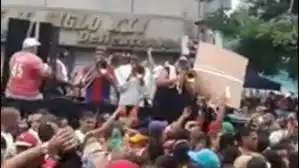 Parranderos de La Guaira ni pendiente de la Ómicron: celebraron el Día de los Inocentes