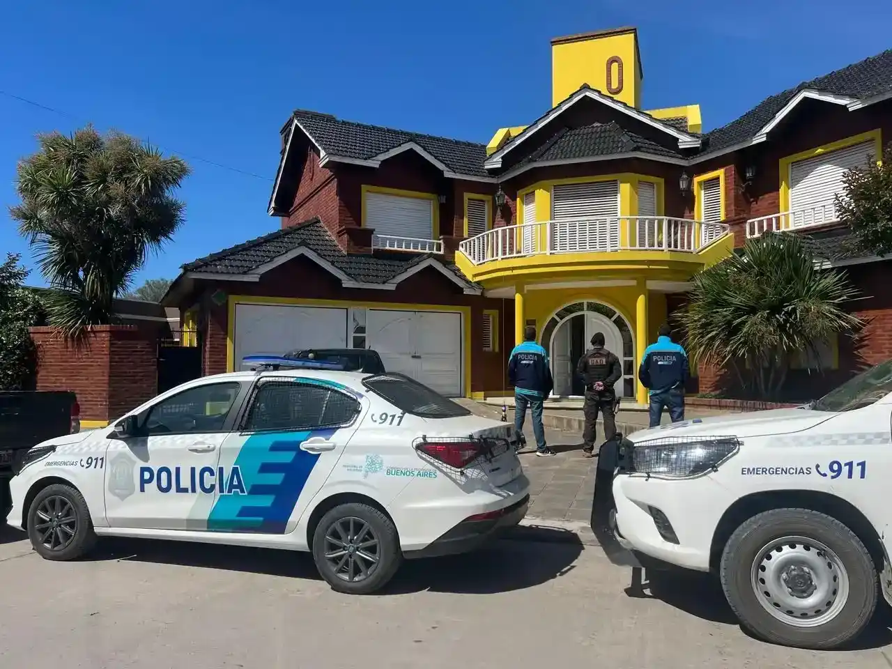 Armas largas y cortas, y municiones de distintos calibres, fueron hallados en el interior de una casa en la vecina ciudad // Foto: Ecos Diarios