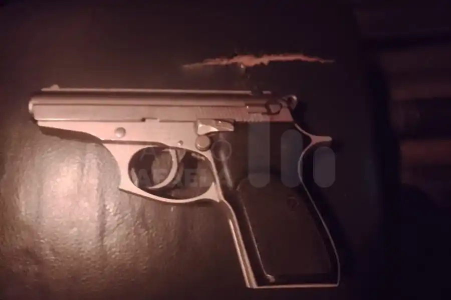 Desde la ventanilla de su auto, un sanvicentino amenazó con un arma a un camionero: lo detuvieron
