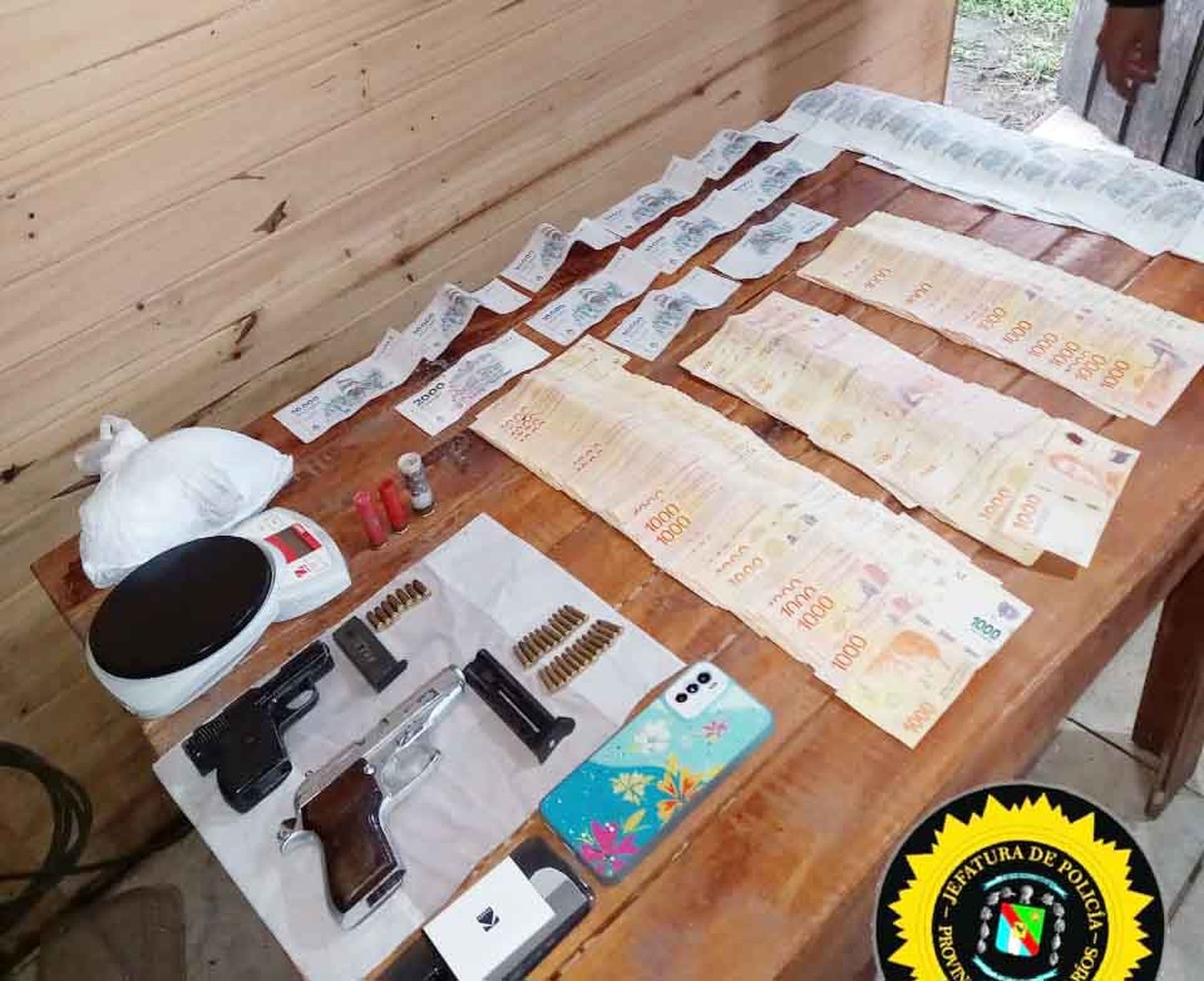 Secuestro de armas, drogas y dinero en múltiples allanamientos