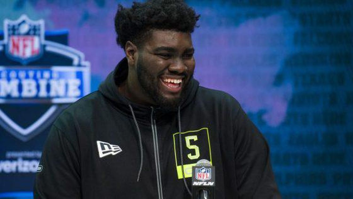 Pesa 165 kg y vuela con los pies en la tierra: quien es el talento que descolló en la NFL