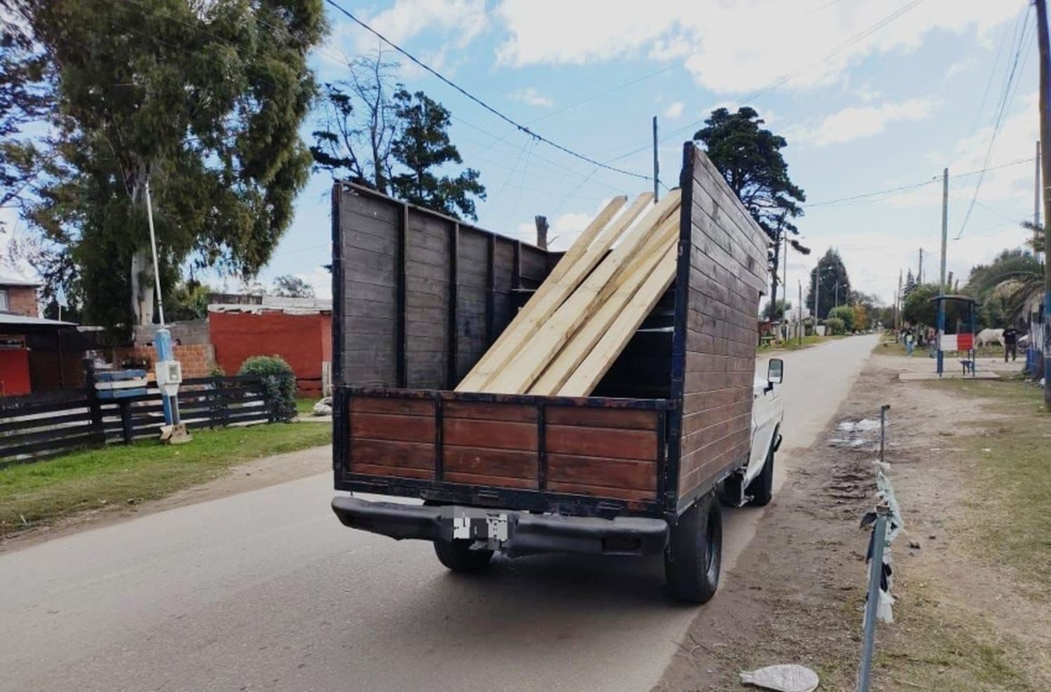 Robó un depósito de maderas y escapó en una camioneta