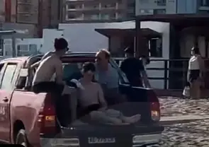 Se tomó una drástica decisión sobre el joven que apuñaló a otro con una tijera en la playa