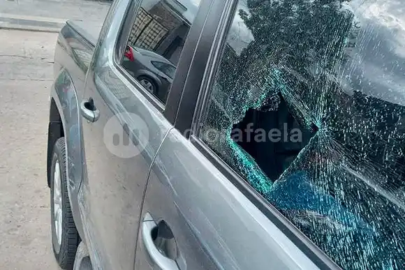 Un menor de edad le “reventó” el vidrio a un automóvil: ¿pretendía robar?