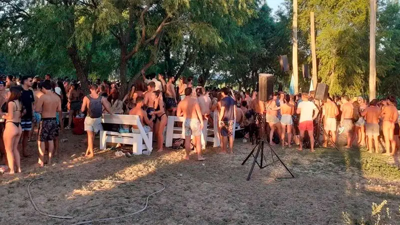 La policía desbarató varias fiestas en las playas de Colón y Victoria