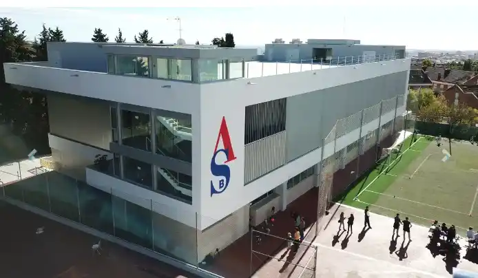 Esta es la fachada superficial del colegio de Barcelona