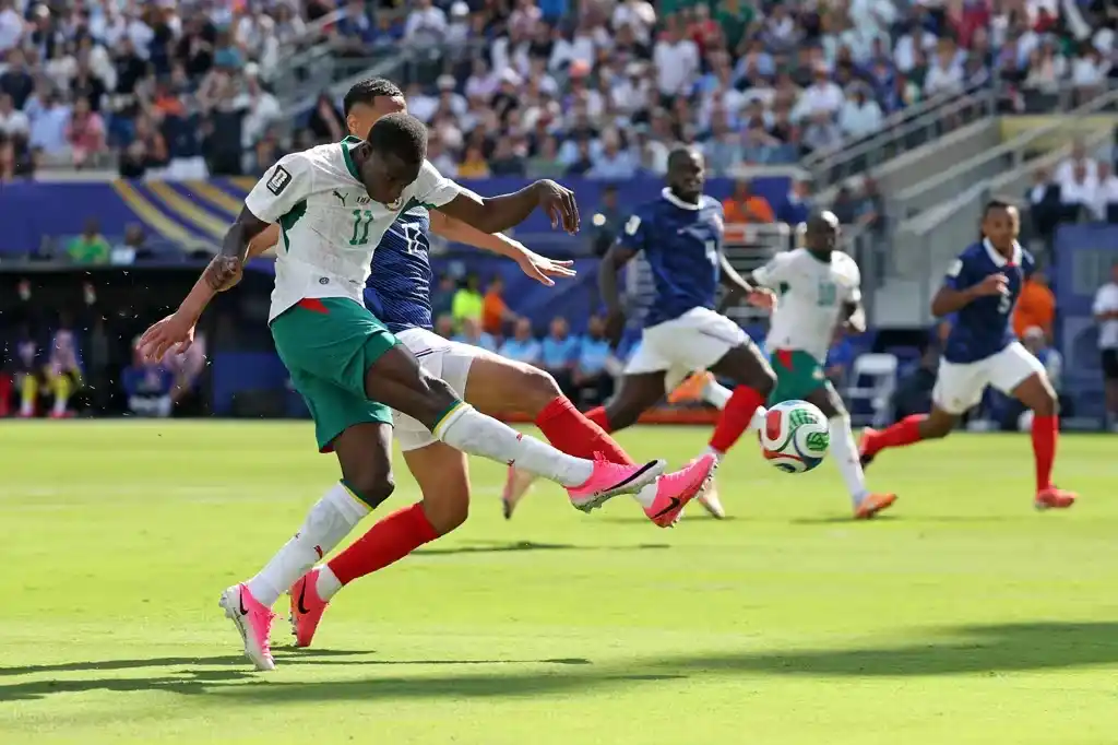 Francia arrancó con una victoria y Mbappé hizo historia