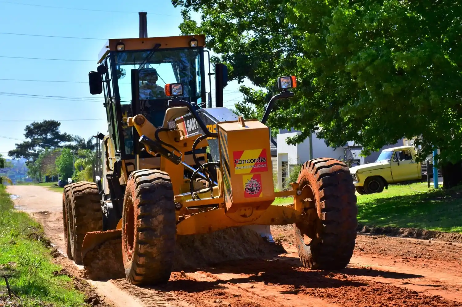 Con más máquinas en las calles, la municipalidad lleva adelante un nuevo plan de enripiado y mejora de calles sin pavimentar