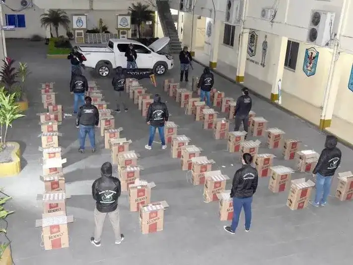 Secuestraron una camioneta adulterada,
cocaína y cigarrillos de contrabando