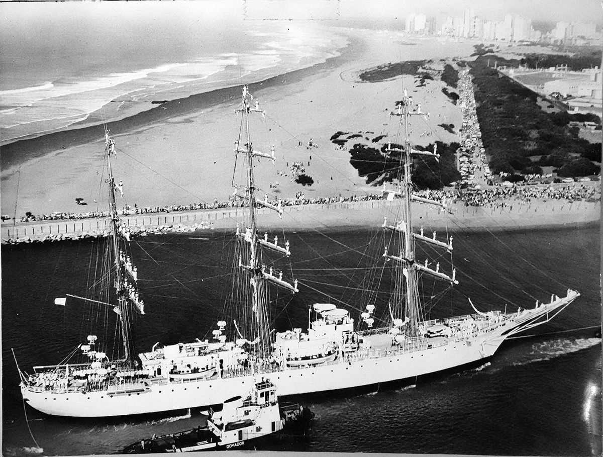 Imponente. La fragata Libertad ingresa al Puerto el 6 de febrero de 1981