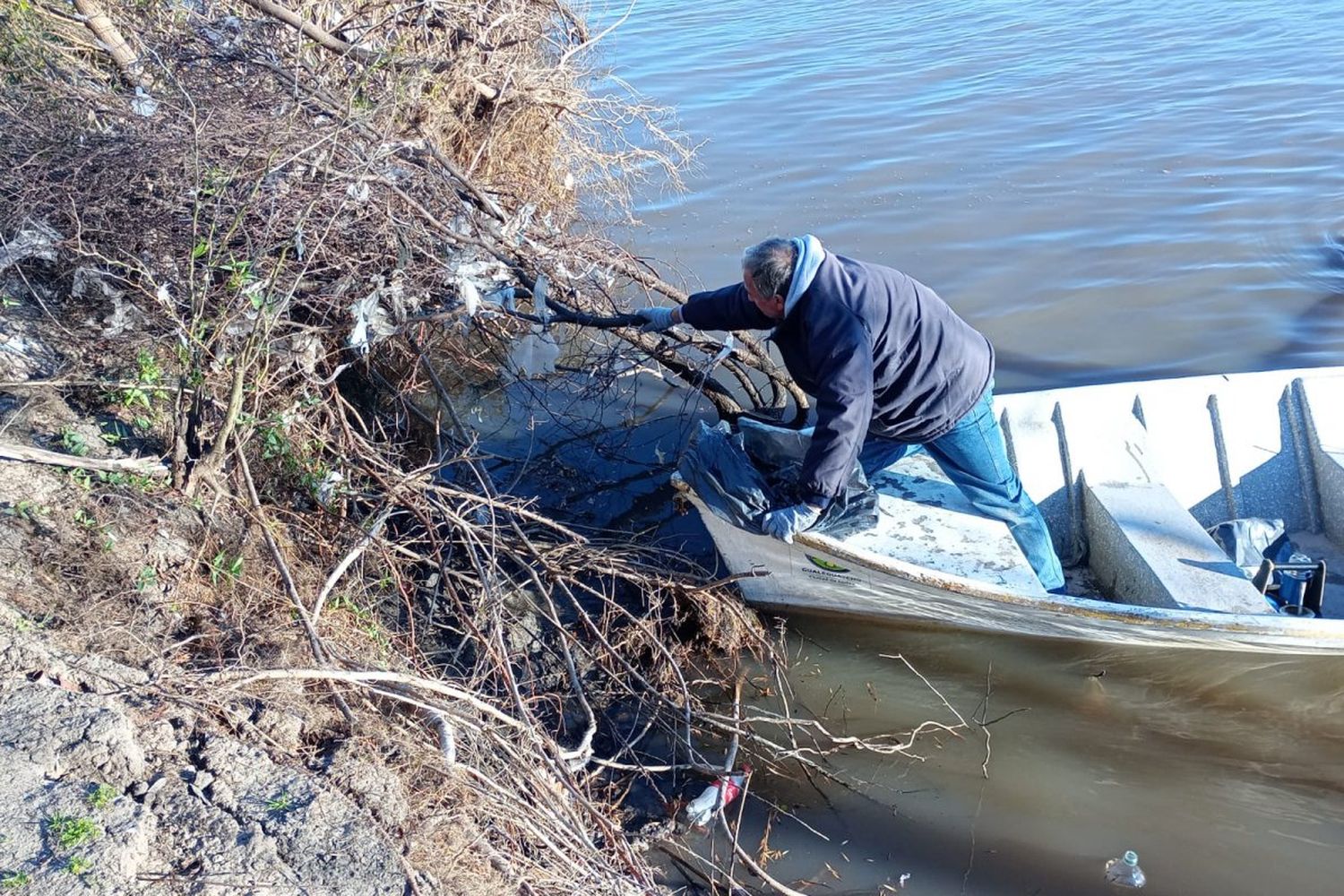 Continúa la limpieza del río Gualeguaychú