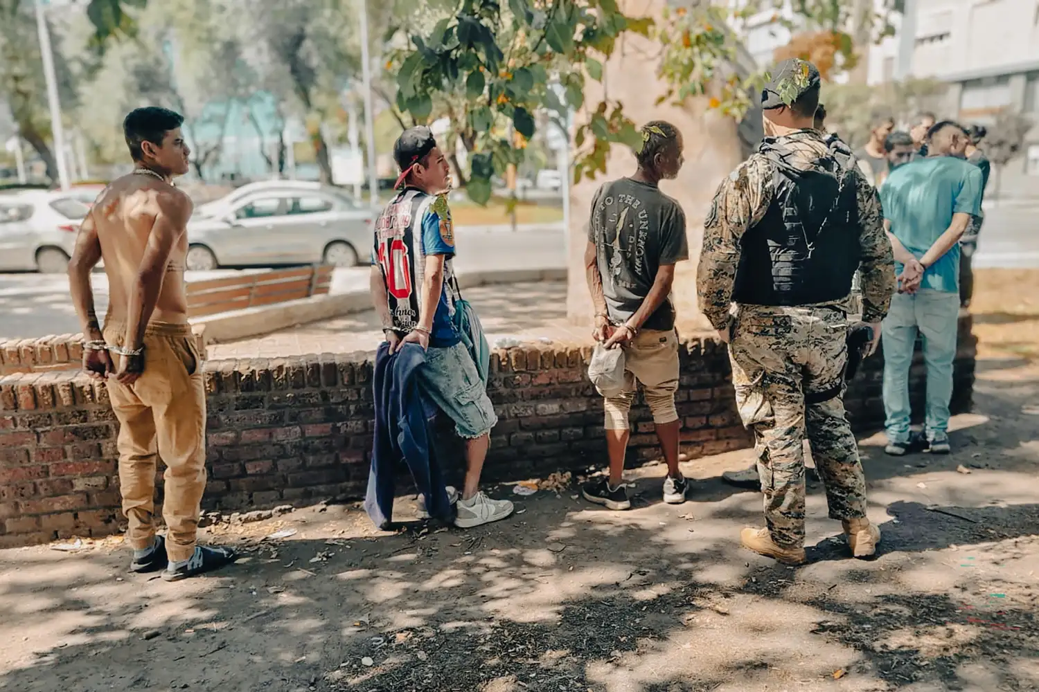 Durante la intervención, los individuos adoptaron una actitud hostil hacia el personal actuante.