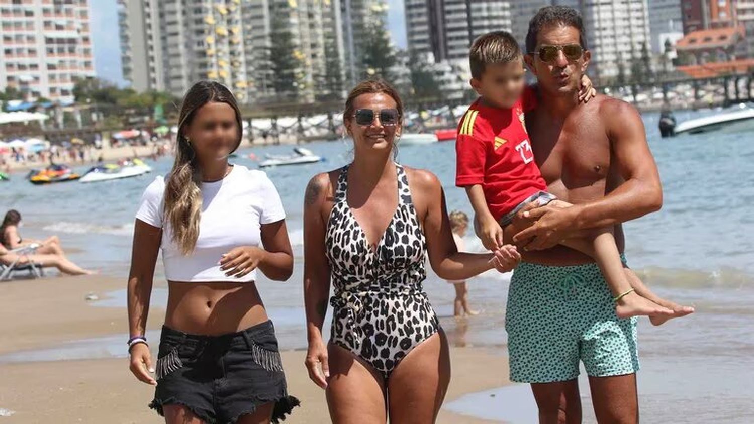 Amalia Granata con su marido Leo Squarzon y sus hijos Uma y Roque