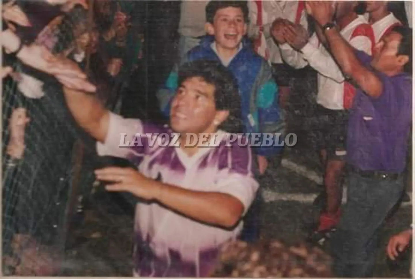 Diego Armando Maradona en Agrario, recibiendo el saludo de los presentes