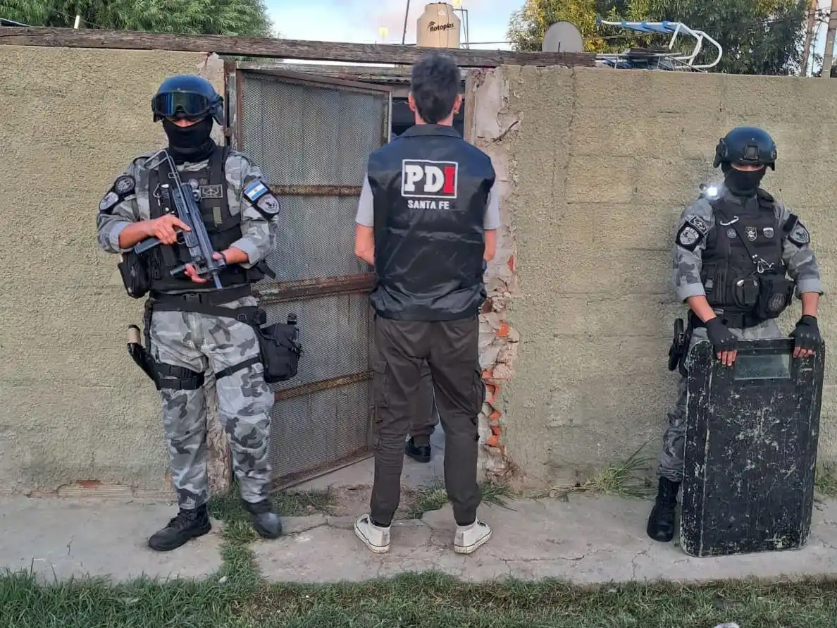 Villa Gobernador Gálvez: una mujer y un menor fueron demorados tras cinco allanamientos por un caso de abuso de arma