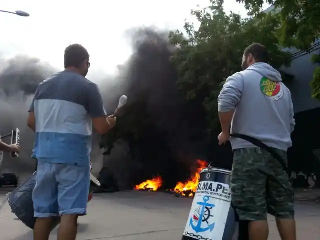 Protesta de empleados de planta pesquera en Mar del Plata