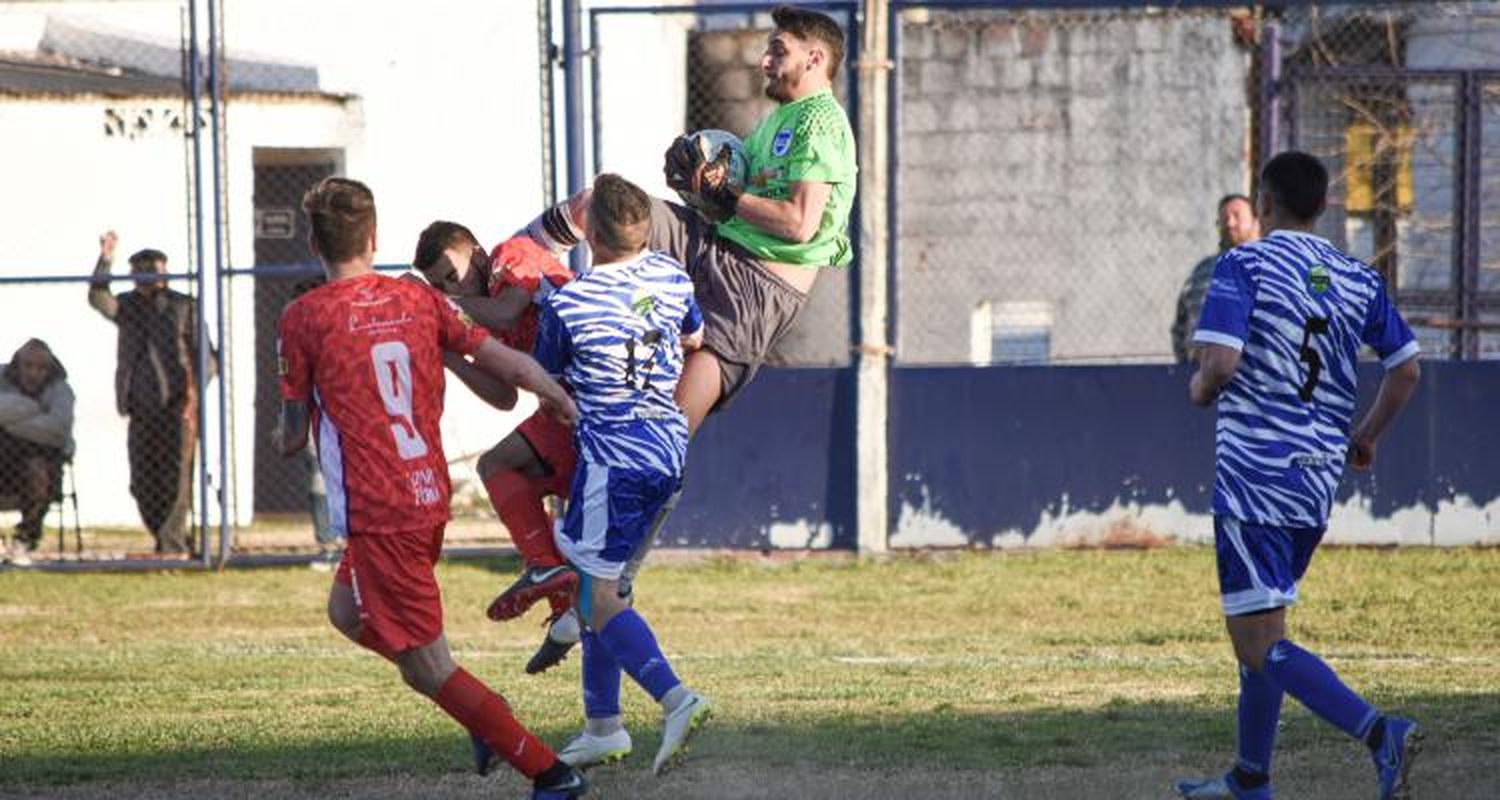 Independencia sigue mandando pero con Banfield y Mitre detrás