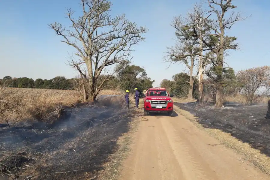 Incendio de gran magnitud: un tractor fue alcanzado por el fuego y hay un masculino herido en Zenón Pereyra