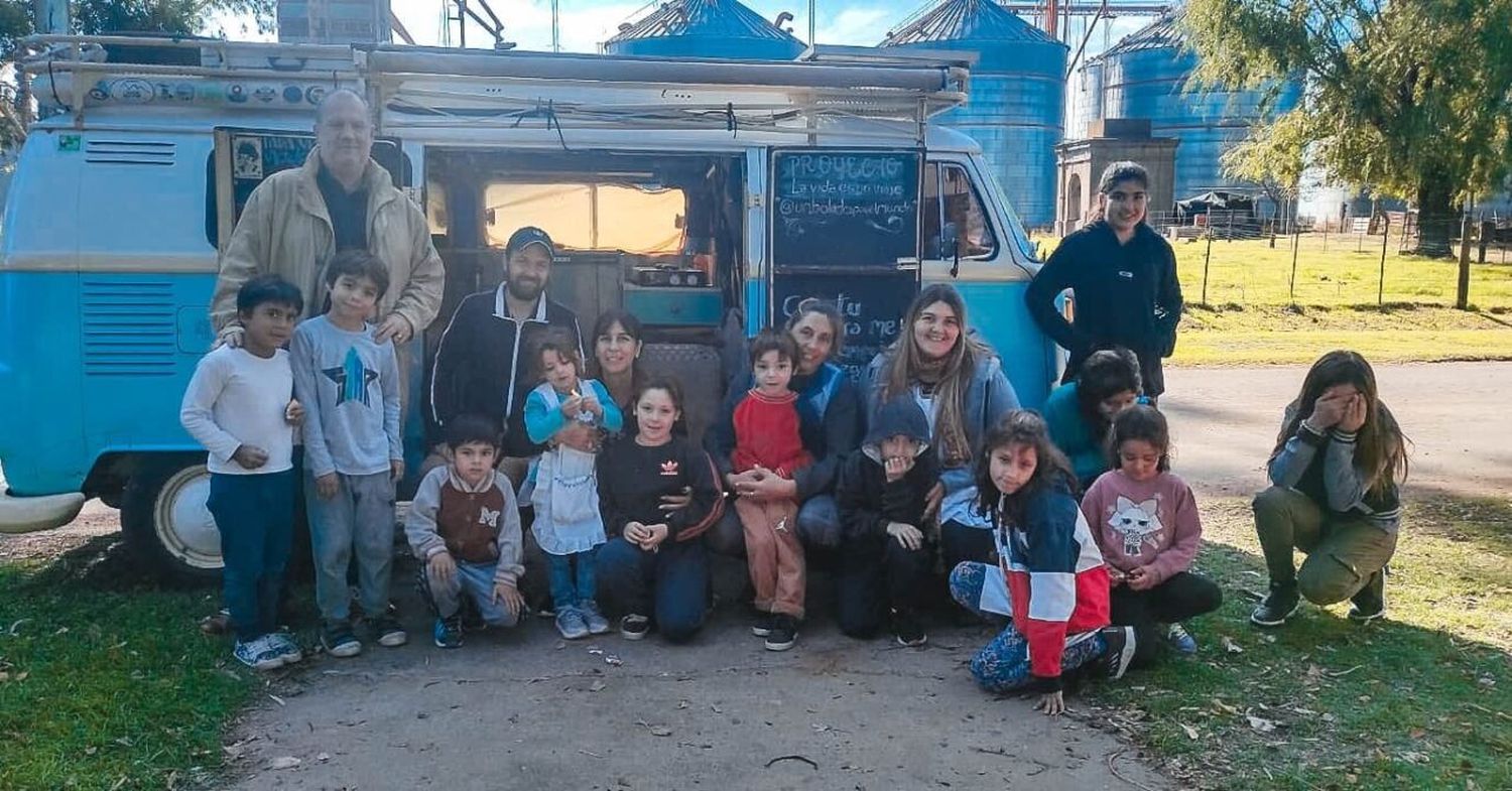 Andrés Swida donó libros a Escuela 194 tras el paso de su “Librería Ambulante” por Teodelina