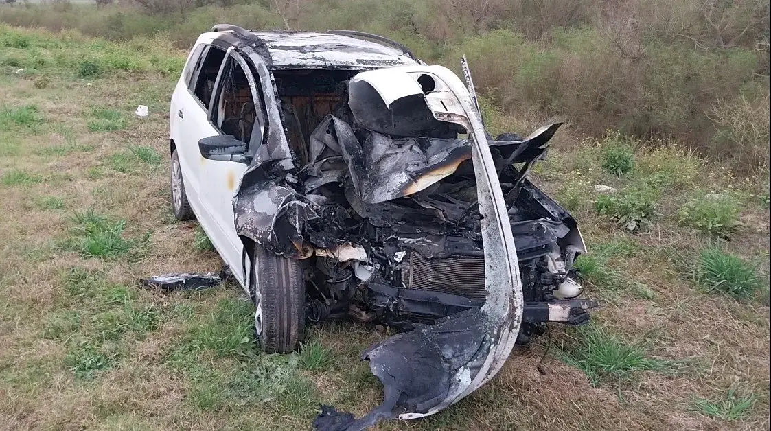 Impactante: Un auto chocó contra un tren, se incendió y cortaron el tránsito en la zona